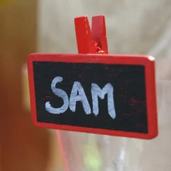 12 ARDOISES BOIS SUR PINCE 4X2CM ROUGE