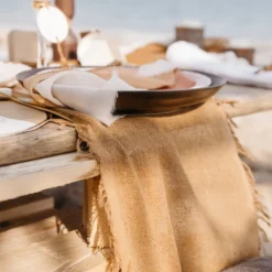 CHEMIN DE TABLE EFFILOCHÉ CHANVRE 30CMX3M CAMEL
