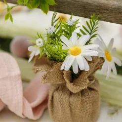 COMPO ARTIFICIELLE MARGUERITE SAC JUTE 10X14.5CM