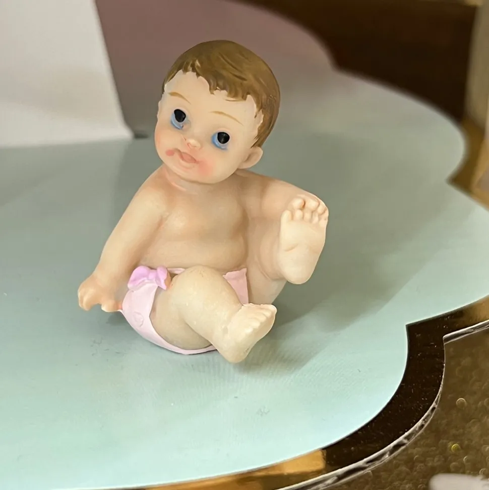 FIGURINE BÉBÉ ASSIS RÉSINE COUCHÉ 5CM ROSE
