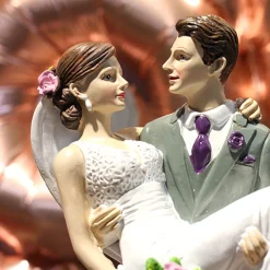 FIGURINE MARIÉ PORTANT LA MARIÉE 20CM