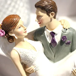FIGURINE MARIÉ PORTANT LA MARIÉE 20CM