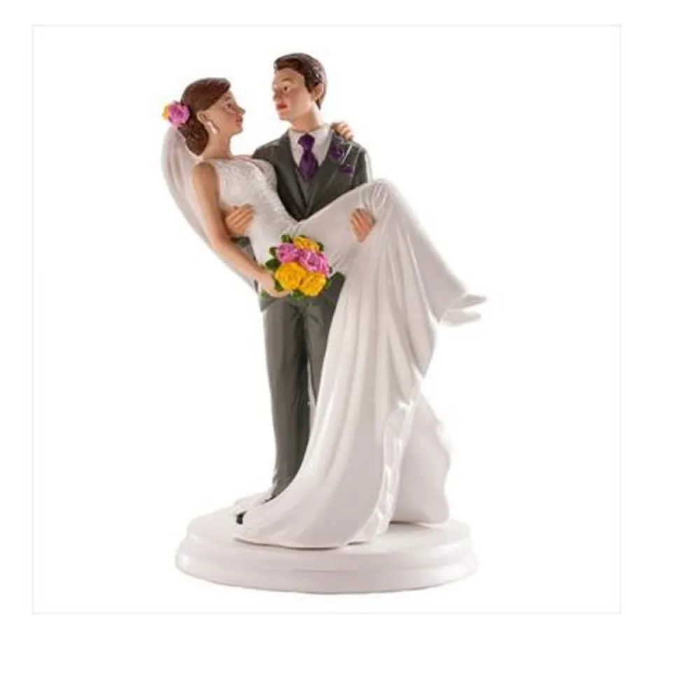 FIGURINE MARIÉ PORTANT LA MARIÉE 20CM