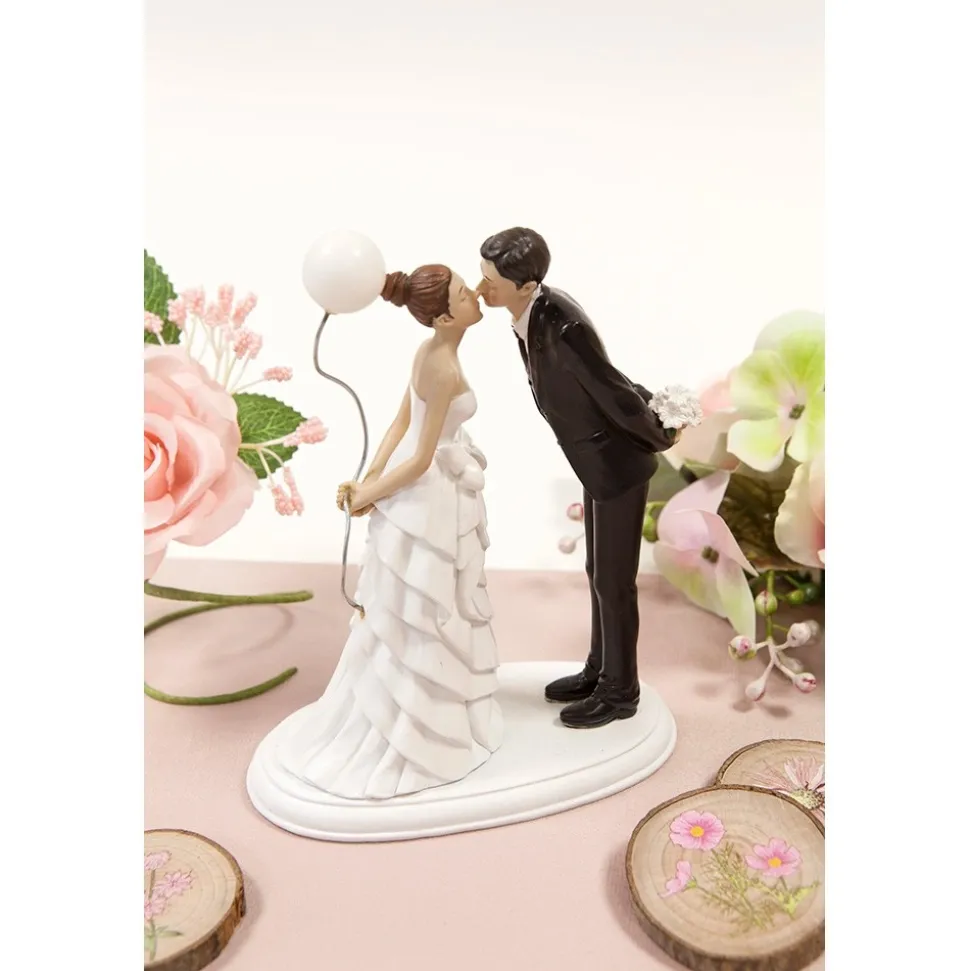 FIGURINE RÉSINE COUPLE S'EMBRASSANT BALLON 15.9CM