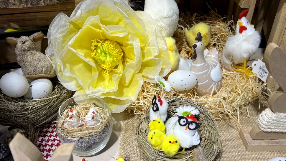 3 POULES RÉSINE DANS NID PAILLE 3.8CM BLANC