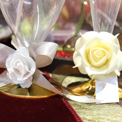 24 ROSES MOUSSE 4CM BLANCHES /TIGE